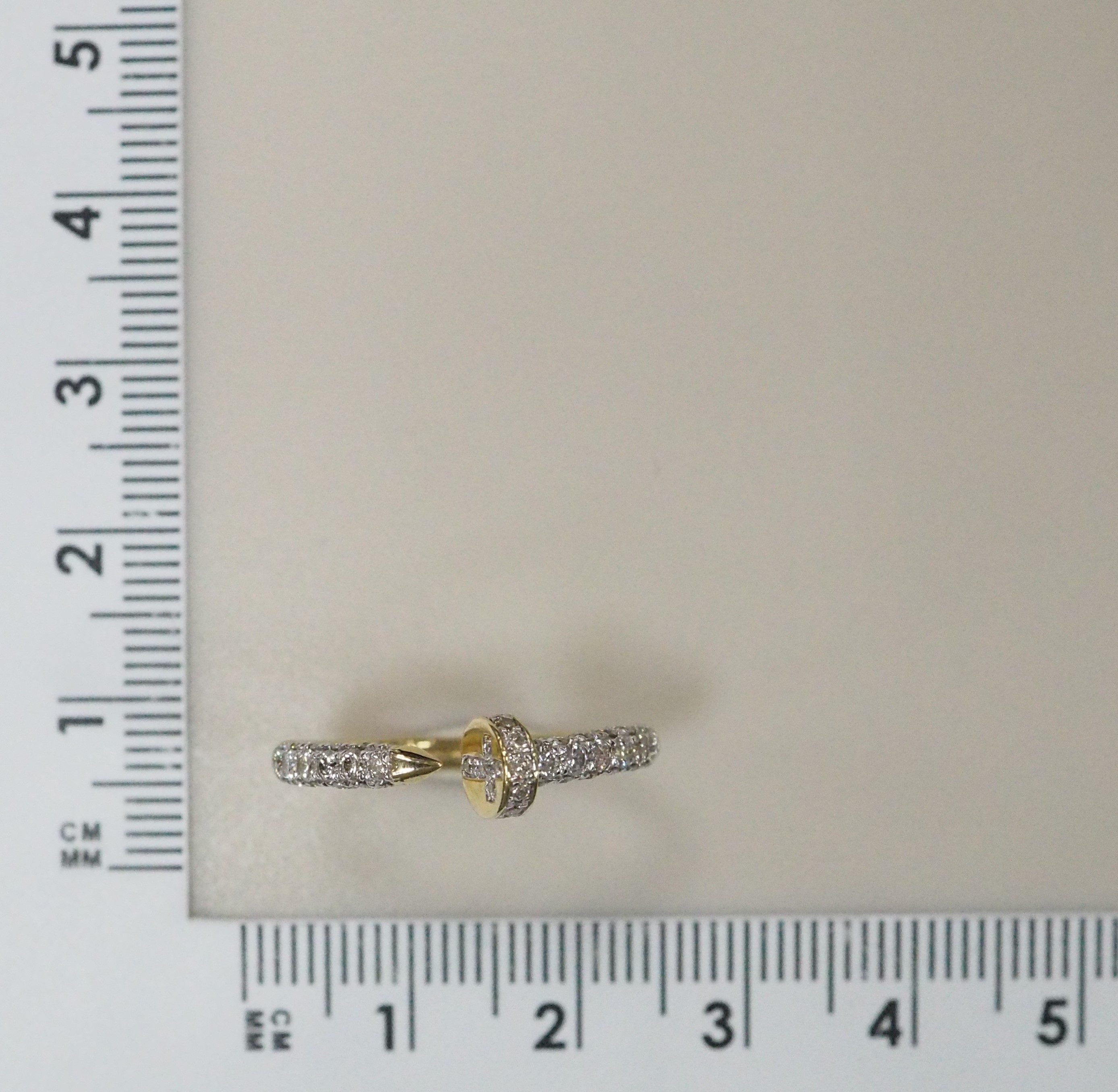 Незамкнутое кольцо из желтого золота с бриллиантами "Гвоздь"